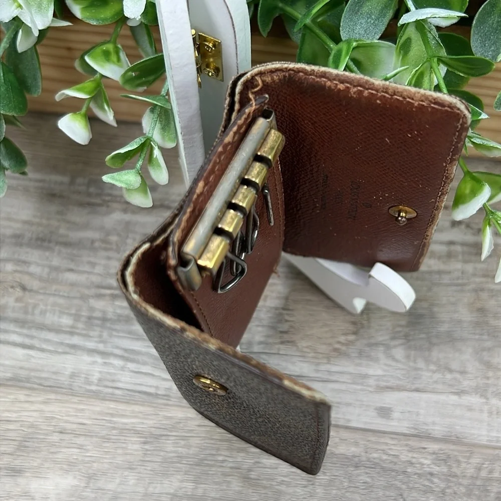Louis Vuitton Authentic Monogram Canvas 4 Key Holder